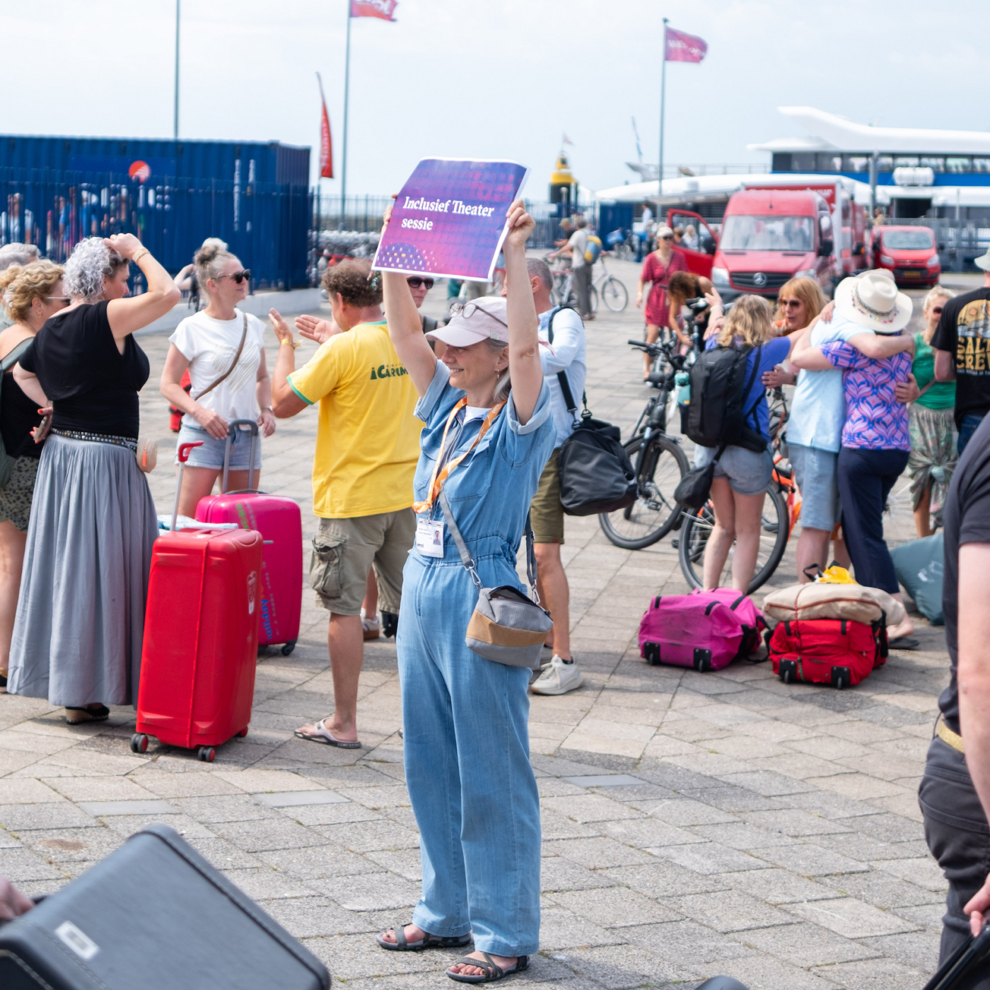 Vrouw in blauwe jumpsuit houdt een paars bord met 