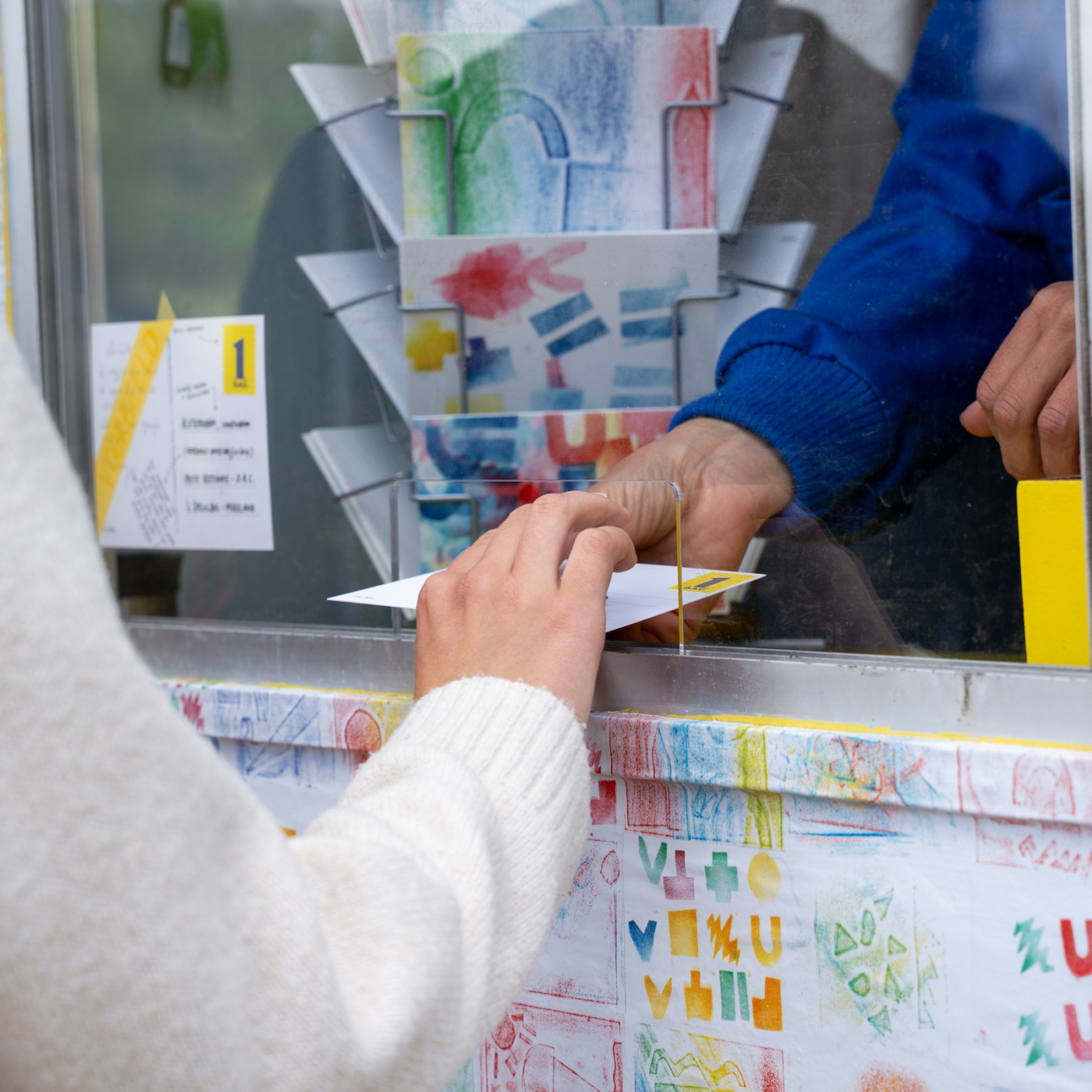 Er wordt een kaart gepost bij het loket van de Dienst Analoge Communicatie. Foto: Kim Kramer